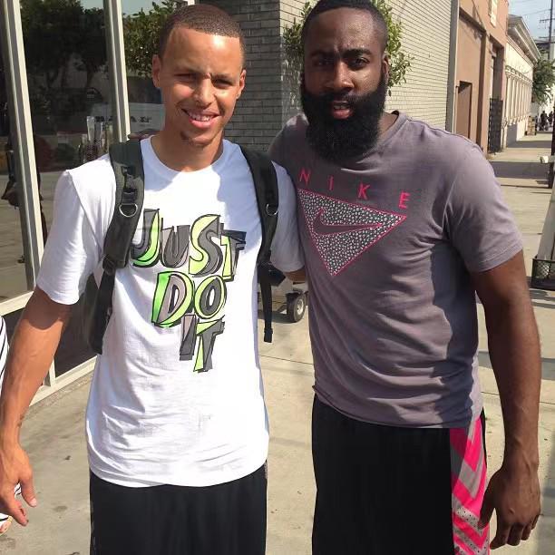 球里有玄机、球门有暗号！盲人足球比赛燃到爆（球藏玄机、门设暗码！盲人足球赛燃爆全场）