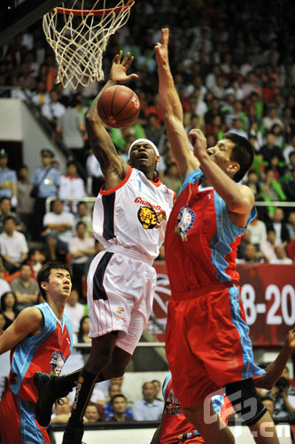 阿姆拉巴特：安东尼不该吃红牌，他并非故意踢对方面部（阿姆拉巴特为安东尼鸣不平：踢中对方面部非故意，红牌判罚不当）