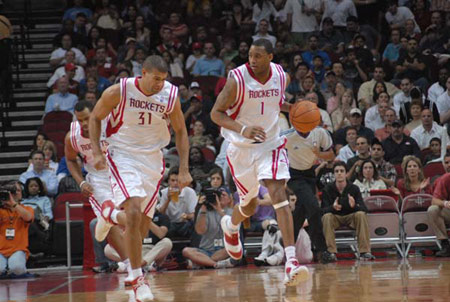 湖人詹姆斯关键三分锁定胜利（詹姆斯关键三分定胜局，湖人取胜）